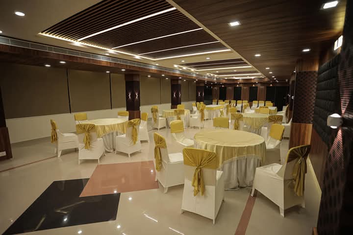 Round table banquet arrangement inside the main hall